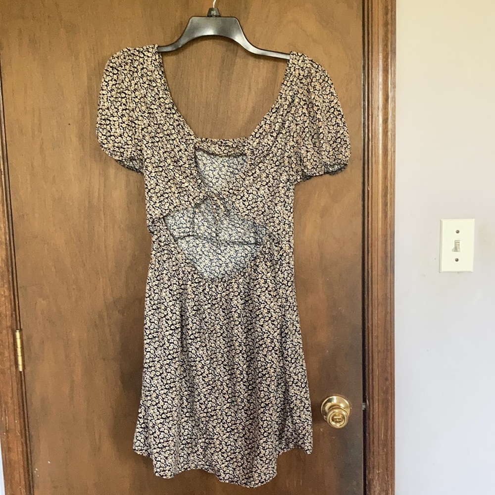 Lily Rose back cinch string tie w cut out puff sleeve floral print dress